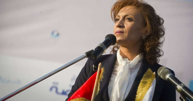 Souad Abderrahim, farmacista e madre di famiglia, è il nuovo sindaco di Tunisi 